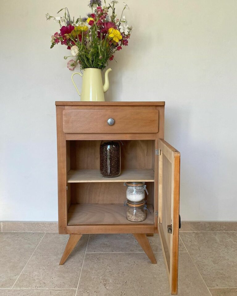 Meuble vintage en bois restauré à la main, atelier Graine et Sauge