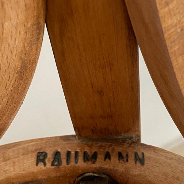 Estampille au feu de la manufacture Baumann sous une chaise bistrot restaurée