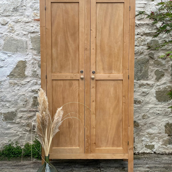 Armoire parisienne vintage en bouleau et placage restaurée, boutons en jute et fond peint beige lin.