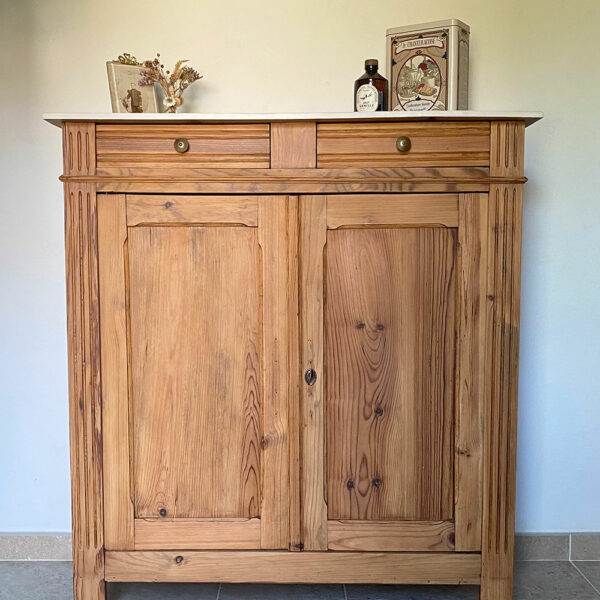 Buffet parisien vintage en pin restauré, plateau peint beige lin et boutons en laiton brossé.