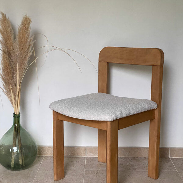 Chaise brutaliste vintage en hêtre massif des années 70, assise retapissée en tissu bouclette beige.