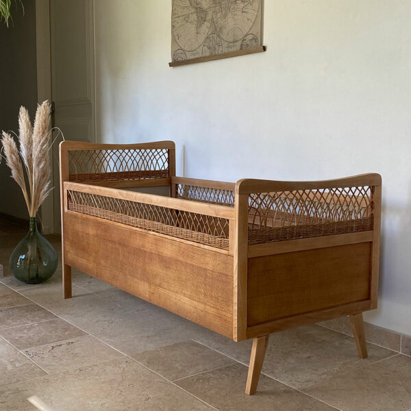 Lit bébé vintage des années 70 en hêtre et rotin, tête de lit repeinte en beige lin