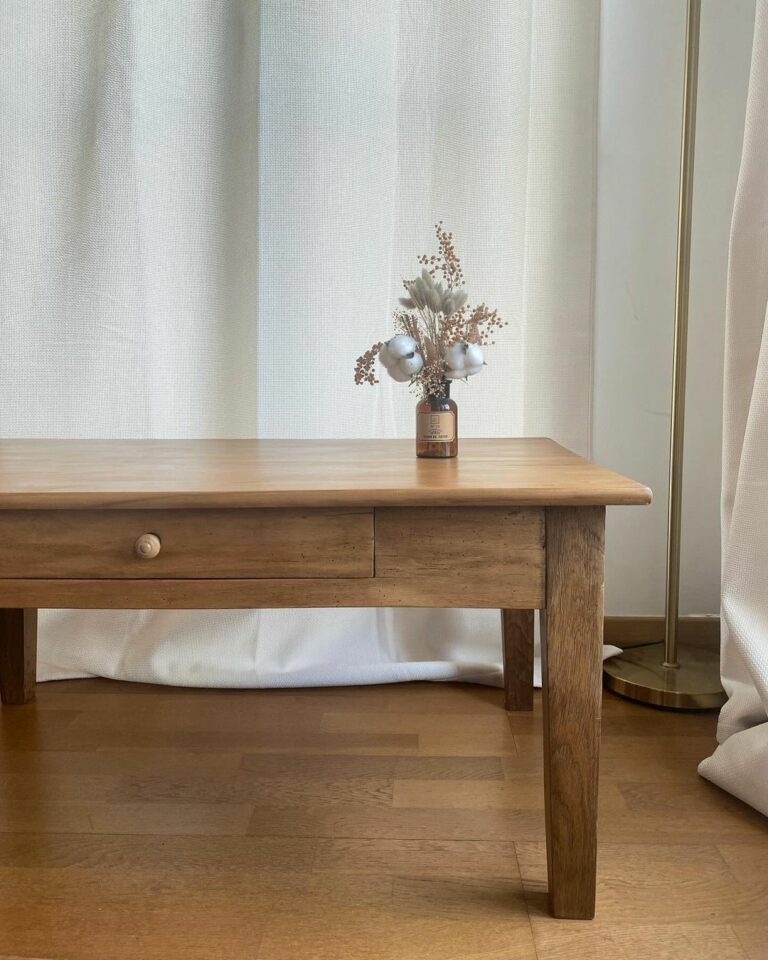 La chineuse restaure un meuble en bois à l'atelier